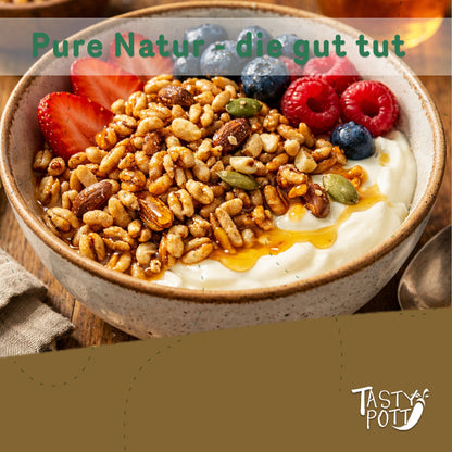 Bio Dinkel gepufft ungesüßt in einer Schüssel mit Joghurt und Früchten.