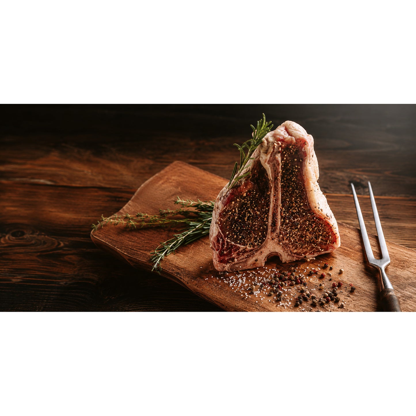 steak auf holzbrett mit gewürzen 