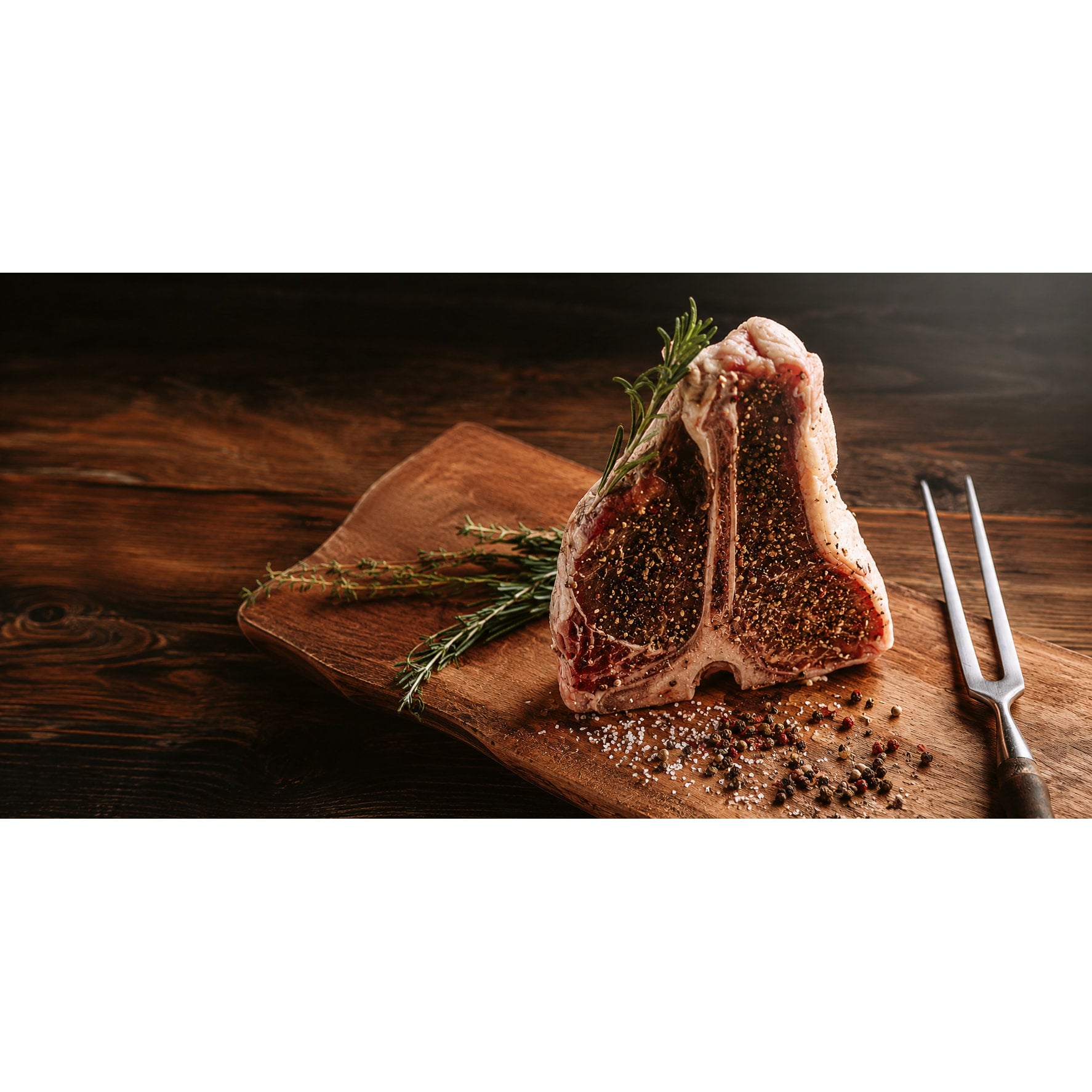 steak auf holzbrett mit gewürzen 