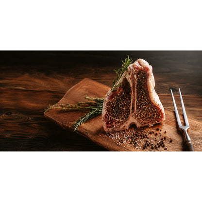 steak auf holzbrett mit gewürzen 