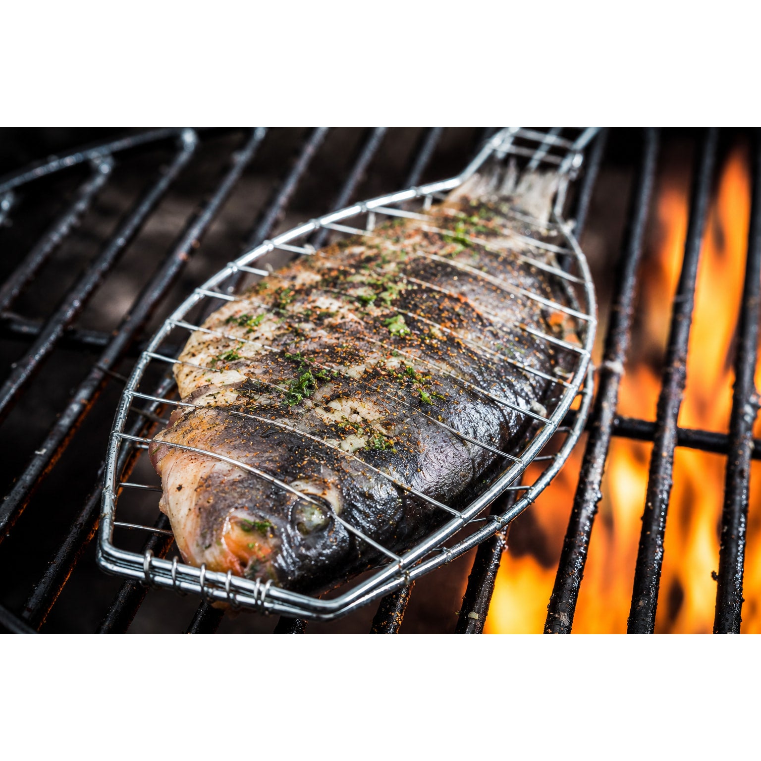 ganzer fisch mit gewürzen auf dem grill