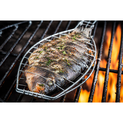 ganzer fisch mit gewürzen auf dem grill