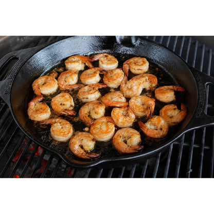 gewürzte garnelen in grillschale auf dem grill