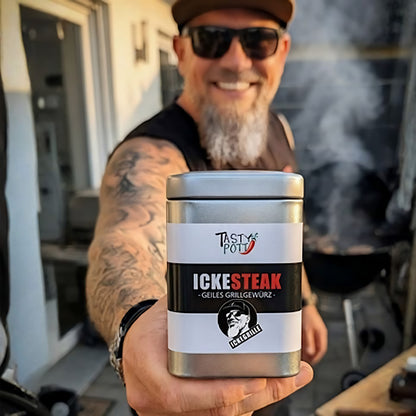 ickesteak grillpfeffer frontshot dose in der hand in die kamera gehalten