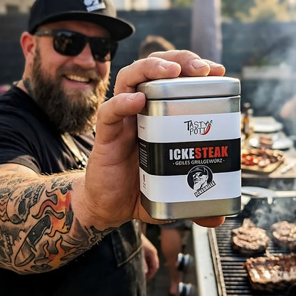 ickesteak gewürzdose beim grillen in die kamera gehalten 