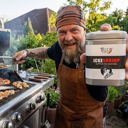 gewürzdose ickeshrimp von mann beim grillen in die kamera gehalten