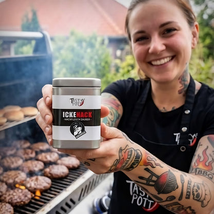 ickehack gewürz dose von frau beim grillen in die kamera gehalten