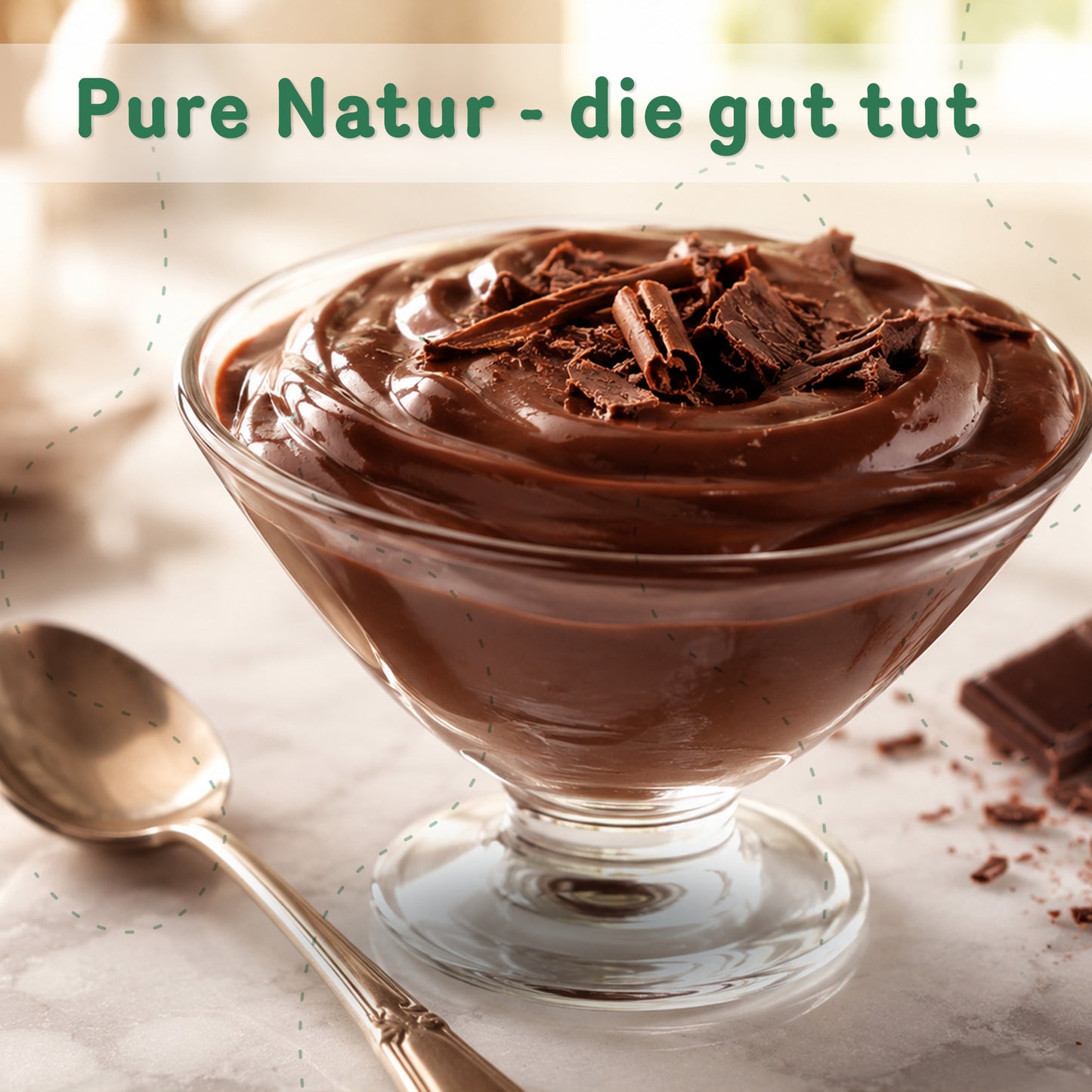 Bio Schoko Pudding Pulver in einer eleganten Glasschüssel, cremig und schokoladig.