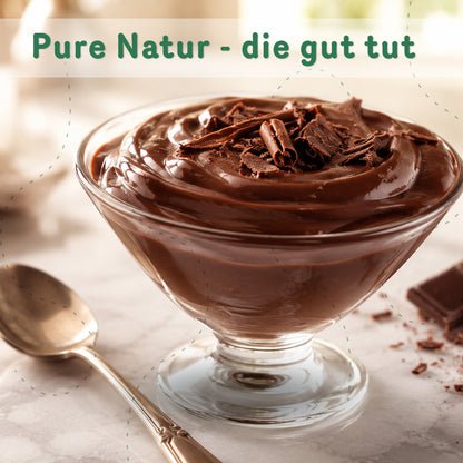 Bio Schoko Pudding Pulver in einer eleganten Glasschüssel, cremig und schokoladig.