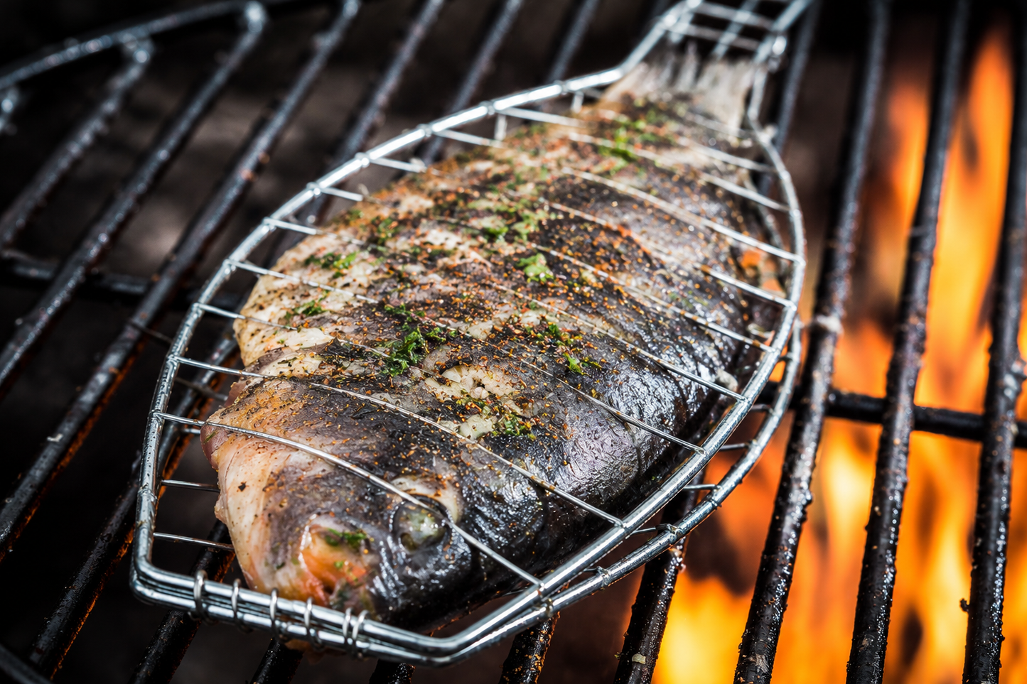 ganzer fisch mit gewürzen auf dem grill