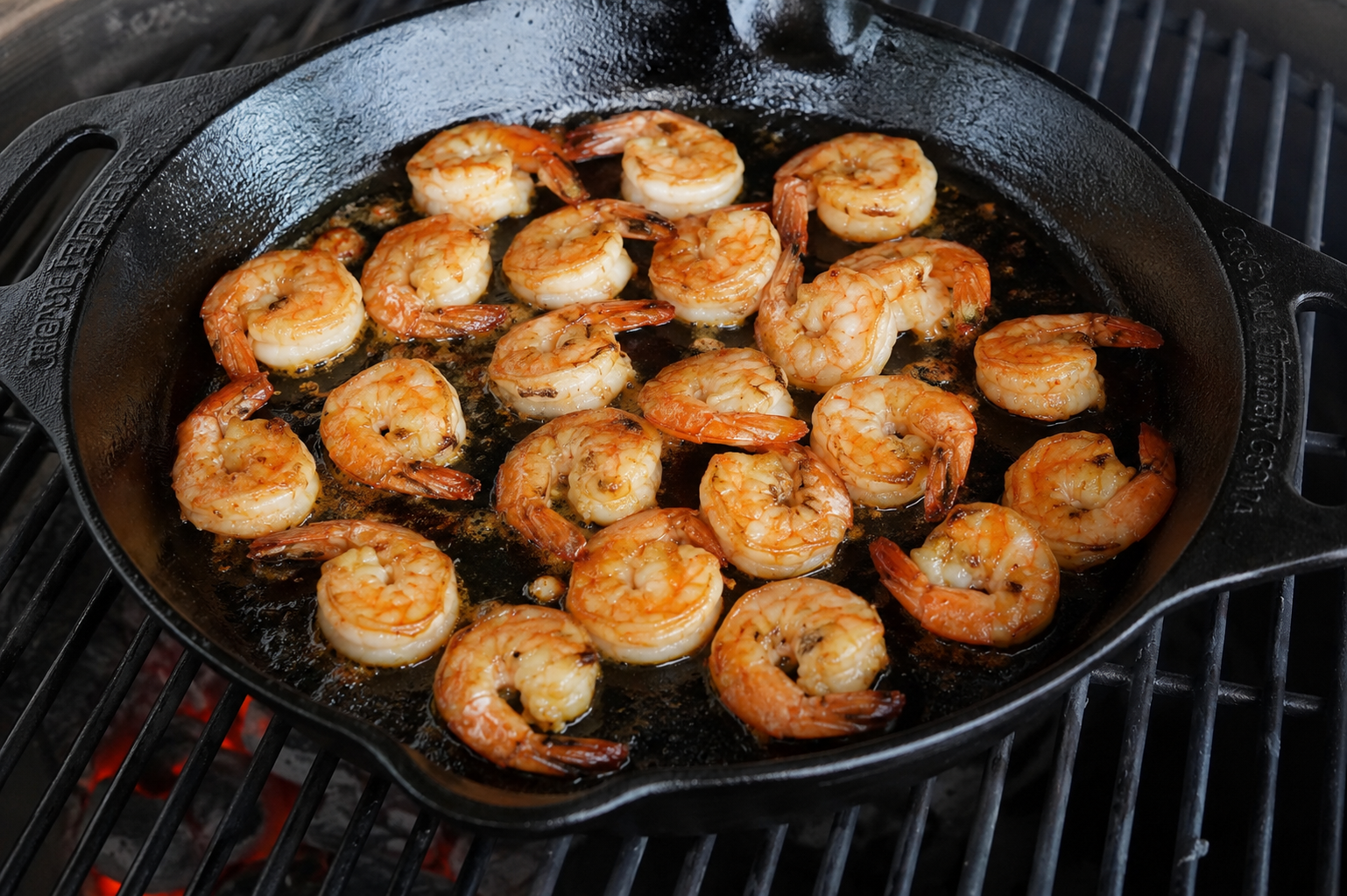 gewürzte garnelen in grillschale auf dem grill