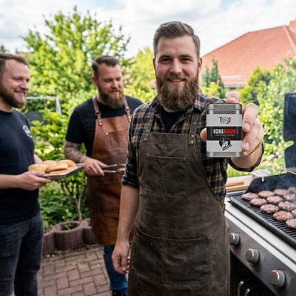 ickehack gewürz dose von mann beim grillen in die kamera gehalten
