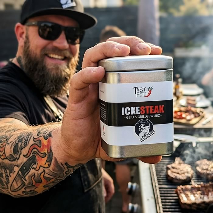 ickesteak gewürzdose beim grillen in die kamera gehalten 